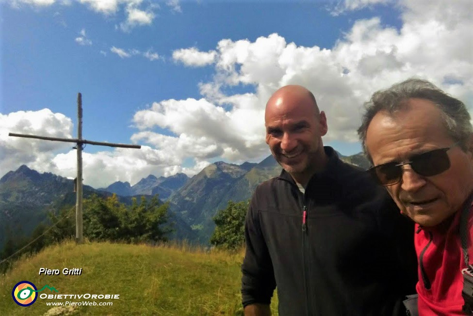 37 Alla rustica croce lignea del Monte Colle con Chico di Branzi, manuntentore baite .jpg